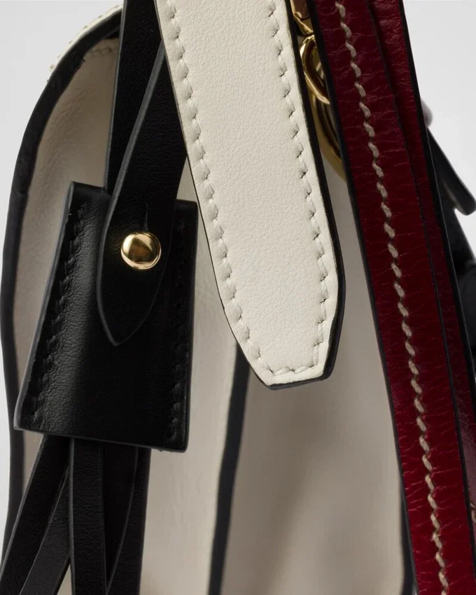 Bolso de hombro pequeño de cuero Prada Soft con dijes Bolso de hombro pequeño de cuero Prada Soft con dijes