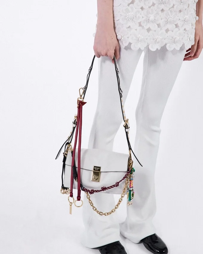 Bolso de hombro pequeño de cuero Prada Soft con dijes Bolso de hombro pequeño de cuero Prada Soft con dijes