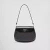 Bolso de hombro pequeño Prada Cleo de cuero cepillado con solapa Bolso de hombro pequeño Prada Cleo de cuero cepillado con solapa