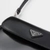 Bolso de hombro pequeño Prada Cleo de cuero cepillado con solapa Bolso de hombro pequeño Prada Cleo de cuero cepillado con solapa