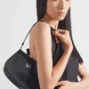 Bolso de hombro pequeño Prada Cleo de cuero cepillado con solapa Bolso de hombro pequeño Prada Cleo de cuero cepillado con solapa