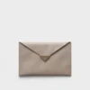 Bolso de mano tipo sobre de piel Saffiano Bolso de mano tipo sobre de piel Saffiano