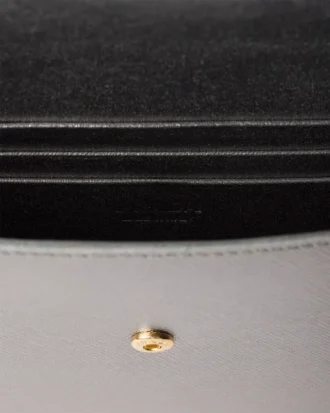 Bolso de mano tipo sobre de piel Saffiano