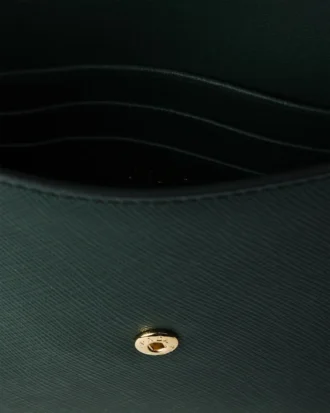 Bolso de mano tipo sobre de piel Saffiano