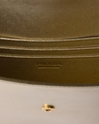Bolso de mano tipo sobre de piel Saffiano