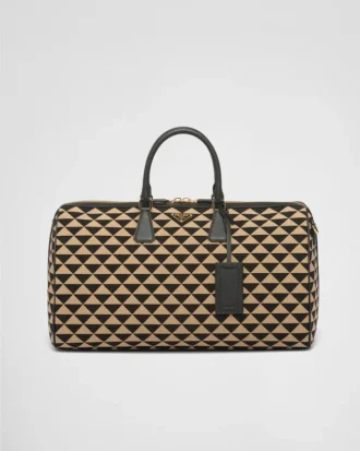 Bolso de viaje grande de tela con el símbolo de Prada bordado