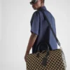 Bolso de viaje grande de tela con el símbolo de Prada bordado Bolso de viaje grande de tela con el símbolo de Prada bordado