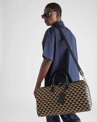 Bolso de viaje grande de tela con el símbolo de Prada bordado