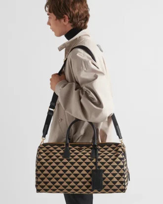 Bolso de viaje mediano de tela bordada con el símbolo de Prada Bolso de viaje mediano de tela bordada con el símbolo de Prada