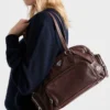 Bolso grande de asas con piel lavada Bolso grande de asas con piel lavada