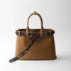 Bolso grande de cuero con hebilla Prada y cinturón con tachuelas Bolso grande de cuero con hebilla Prada y cinturón con tachuelas