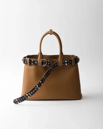 Bolso grande de cuero con hebilla Prada y cinturón con tachuelas