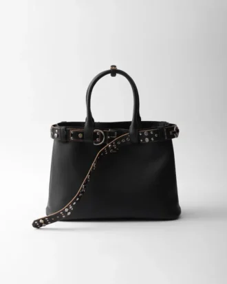 Bolso grande de cuero con hebilla Prada y cinturón con tachuelas