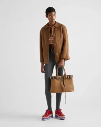 Bolso grande de cuero con hebilla Prada y cinturón con tachuelas