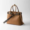 Bolso grande de cuero con hebilla Prada y cinturón con tachuelas Bolso grande de cuero con hebilla Prada y cinturón con tachuelas