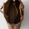 Bolso grande de cuero con hebilla Prada y cinturón con tachuelas Bolso grande de cuero con hebilla Prada y cinturón con tachuelas