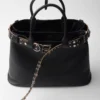 Bolso grande de cuero con hebilla Prada y cinturón con tachuelas Bolso grande de cuero con hebilla Prada y cinturón con tachuelas