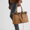 Bolso grande de cuero con hebilla Prada y cinturón con tachuelas Bolso grande de cuero con hebilla Prada y cinturón con tachuelas