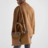 Bolso grande de cuero con hebilla Prada y cinturón con tachuelas Bolso grande de cuero con hebilla Prada y cinturón con tachuelas