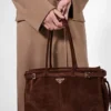 Bolso grande de gamuza Bonnie de Prada Bolso grande de gamuza Bonnie de Prada