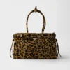 Bolso grande de piel estampada Bonnie de Prada Bolso grande de piel estampada Bonnie de Prada
