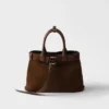 Bolso mediano de ante con hebilla Prada y cinturón Bolso mediano de ante con hebilla Prada y cinturón