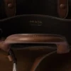 Bolso mediano de ante con hebilla Prada y cinturón Bolso mediano de ante con hebilla Prada y cinturón