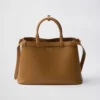 Bolso mediano de cuero con hebilla Prada y doble cinturón Bolso mediano de cuero con hebilla Prada y doble cinturón