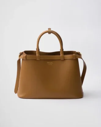 Bolso mediano de cuero con hebilla Prada y doble cinturón