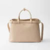 Bolso mediano de cuero con hebilla Prada y doble cinturón Bolso mediano de cuero con hebilla Prada y doble cinturón