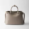 Bolso mediano de cuero con hebilla Prada y doble cinturón Bolso mediano de cuero con hebilla Prada y doble cinturón