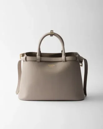 Bolso mediano de cuero con hebilla Prada y doble cinturón