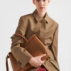 Bolso mediano de cuero con hebilla Prada y doble cinturón Bolso mediano de cuero con hebilla Prada y doble cinturón
