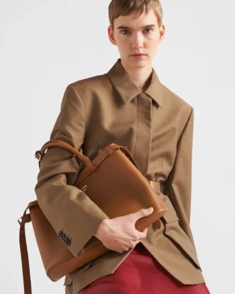 Bolso mediano de cuero con hebilla Prada y doble cinturón