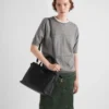 Bolso mediano de cuero con hebilla Prada y doble cinturón Bolso mediano de cuero con hebilla Prada y doble cinturón