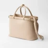 Bolso mediano de cuero con hebilla Prada y doble cinturón Bolso mediano de cuero con hebilla Prada y doble cinturón