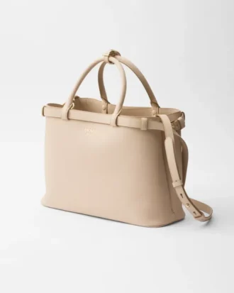 Bolso mediano de cuero con hebilla Prada y doble cinturón