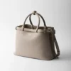 Bolso mediano de cuero con hebilla Prada y doble cinturón Bolso mediano de cuero con hebilla Prada y doble cinturón