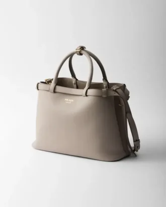 Bolso mediano de cuero con hebilla Prada y doble cinturón