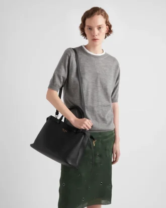 Bolso mediano de cuero con hebilla Prada y doble cinturón