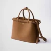 Bolso mediano de cuero con hebilla Prada y doble cinturón Bolso mediano de cuero con hebilla Prada y doble cinturón