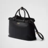 Bolso mediano de cuero con hebilla Prada y doble cinturón Bolso mediano de cuero con hebilla Prada y doble cinturón
