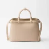 Bolso mediano de cuero con hebilla Prada y doble cinturón Bolso mediano de cuero con hebilla Prada y doble cinturón