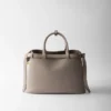 Bolso mediano de cuero con hebilla Prada y doble cinturón Bolso mediano de cuero con hebilla Prada y doble cinturón