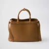 Bolso mediano de cuero con hebilla Prada y doble cinturón Bolso mediano de cuero con hebilla Prada y doble cinturón