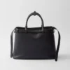 Bolso mediano de cuero con hebilla Prada y doble cinturón Bolso mediano de cuero con hebilla Prada y doble cinturón