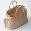 Bolso mediano de cuero con hebilla Prada y doble cinturón Bolso mediano de cuero con hebilla Prada y doble cinturón
