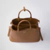 Bolso mediano de cuero con hebilla Prada y doble cinturón Bolso mediano de cuero con hebilla Prada y doble cinturón