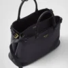 Bolso mediano de cuero con hebilla Prada y doble cinturón Bolso mediano de cuero con hebilla Prada y doble cinturón