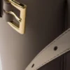 Bolso mediano de cuero con hebilla Prada y doble cinturón Bolso mediano de cuero con hebilla Prada y doble cinturón